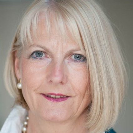 Sigrid Lottes, rundes Portraitbild Kopf, hellhäutige Frau, hellblond, kinnlange Haare, Bobschnitt, blaue Augen, weiße Bluse.